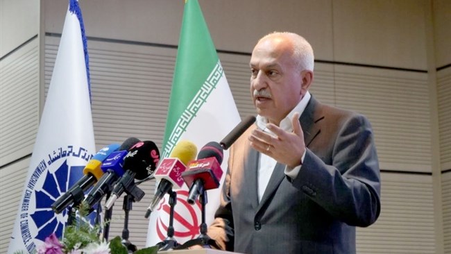 کیوان کاشفی عضو هیات رئیسه اتاق ایران ضمن انتقاد از شیوه قانون‌گذاری در کشور، خواستار بازنگری در آن شد. به باور او باید اقتصاد را از ارز چند نرخی نجات داد.