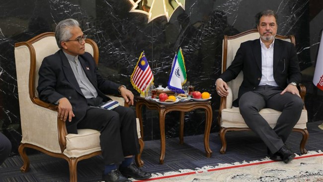 پیام باقری نایب‌رئیس اتاق ایران در نشست با سفیر مالزی در تهران از فرش دستباف قم به عنوان یکی از ظرفیت‌های مؤثر در ارتقای سطح مبادلات تجاری میان دو کشور یاد کرد.