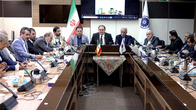 در نشست کمیسیون انرژی اتاق ایران، ضمن اشاره به اهمیت شیوه قیمت‌گذاری منعطف سوخت در هر استان، تأکید شد: افزایش قیمت به تنهایی نمی‌تواند به مدیریت مصرف منجر شود.