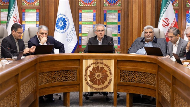 رئیس اتاق یزد با تأکید بر شرایط سخت ارزی کشور، گفت: دولت در تخصیص ارز برای کالاهای اساسی و مواد اولیه با مشکلات عدیده‌ای مواجه است و متأسفانه به‌جای تشویق صادرات، عملاً شاهد تنبیه صادرکنندگان هستیم.