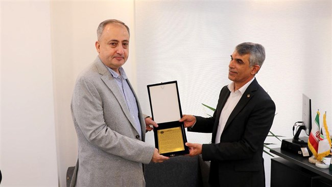 رئیس اتاق بندرعباس در دیدار با ناظر گمرکات هرمزگان، به نمایندگی از جامعه اقتصادی این استان، با اهدای لوح تقدیر از زحمات و تعامل سازنده‌ای که در شرایط سخت کنونی داشته‌اند، قدردانی کرد.