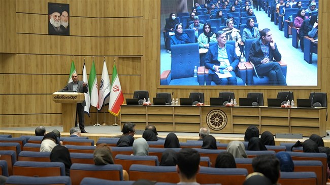 عضو هیات رئیسه اتاق کرمان با اشاره به اینکه کاهش اختیارات مدیران استانی برای بخشودگی مالیات ها با سیاست تمرکز زدایی از مرکز در تناقض است گفت: درخواست بنگاه ها و فعالان اقتصادی بازگردانده شدن این اختیارات شود است.