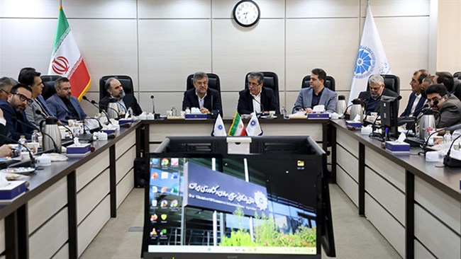 رئیس کمیسیون مدیریت واردات اتاق ایران با اشاره به ایجاد پدیده زیرمیزی در تالار دوم مبادله ارز به دلیل عدم شفافیت، گفت: به ازای هر دلار، 4 هزار تومان مطالبه می‌شود تا دو طرف را به هم وصل کنند.