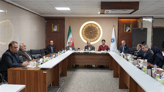 رئیس کمیسیون صنعت و معدن اتاق کرج با انتقاد از سردرگمی ناشی از تغییر مرجع صدور پروانه فعالیت واحدهای صنعتی غذایی و دارویی، بر ضرورت تعیین‌ تکلیف سریع فرآیندهای جدید و کاهش فشارهای اداری بر تولیدکنندگان تاکید کرد.