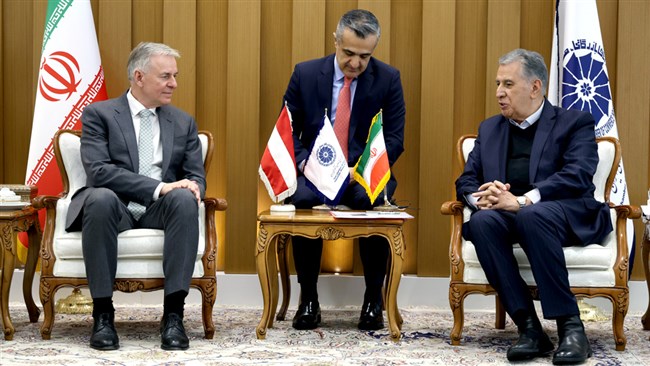 رئیس اتاق ایران در نشست با سفیر اتریش در تهران، گفت: انتظار داریم سفیر اتریش با تسهیل صدور روادید تجاری برای تجار ایرانی زمینه برقراری بیشتر روابط را فراهم کند.