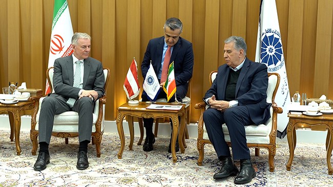 صمد حسن‌زاده، در نشست با فریدریش اشتیفت، سفیر اتریش در ایران ضمن تاکید بر فرصت‌های همکاری فراوان در تجارت بشردوستانه بین دو کشور، بر تسهیل فرایند صدور ویزا و اعزام هیات‌های تجاری و پذیرش دانشجو تاکید کرد.