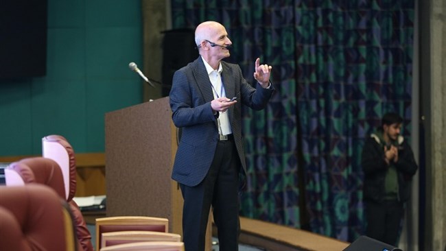 مقصود فراستخواه، جامعه‌شناس، گفت: توسعه، پیش از آنکه پروژه‌ای صرفا اقتصادی یا دولتی باشد، یک فرایند اجتماعی است و در جامعه‌ای مانند ایران، خانواده و خاندان، یکی از کلیدی‌ترین بازیگران این فرایند بوده‌ و می‌توانند باشند.