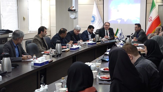 در نشست کمیسیون انرژی اتاق ایران، بر دو رویکرد تحول فناورانه و  تمرکز بر برقی‌سازی کامل ناوگان، ایجاد شبکه شارژ و توسعه انرژی‌های تجدیدپذیر و همچنین رویکرد بهینه‌سازی وضع موجود و توسعه CNGو سوخت‌های جایگزین تاکید شد.