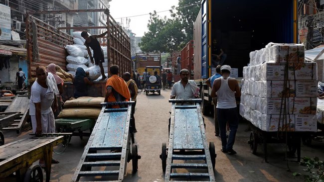 فشارهای ژئوپلیتیک (مانند تهدیدهای تعرفه‌ای ایالات‌متحده)، اختلال در زنجیره تأمین جهانی، رقابت فزاینده اقتصادی با چین و نیاز به تطابق با استانداردهای تجاری پایدار چالش‌های پیش روی توسعه اقتصادی هند است.