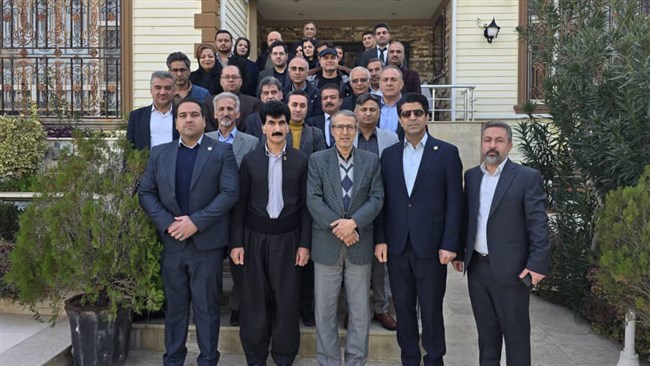 نشست اعضای هیأت تجاری آموزشی اتاق سنندج با سرکنسول ایران در سلیمانیه عراق، با هدف بررسی راهکارهای توسعه و ماندگاری صادرات، شناخت دقیق بازار اقلیم کردستان و ارتقای کیفیت حضور در این بازار برگزار شد.