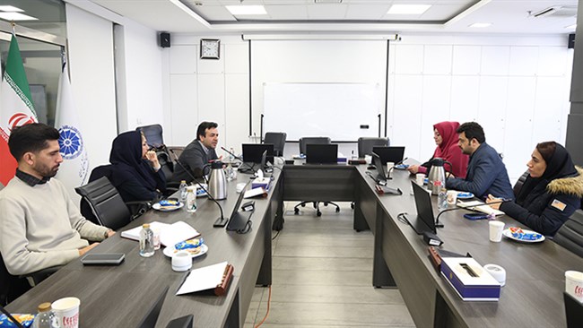 فرآیند صدور، استفاده و استعلام‌های موردنیاز بین چک الکترونیک و چک کاغذی تفاوتی ندارد و تنها فرق بین آنها در نوع رسانه و مدل امضای آن است.