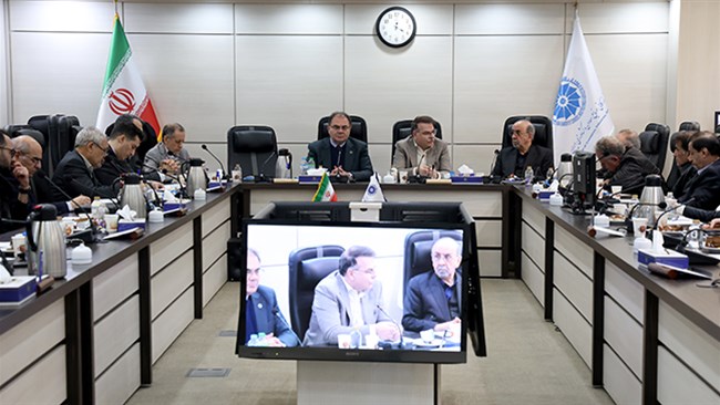 اعضای کمیسیون انرژی اتاق ایران بر بازنگری مدل قراردادهای پیمانکاری در بخش نفت تأکید کردند. وزارت نفت درخواست انتقال نرخ تسعیر ارز به تالار دوم درباره قراردادهای پیمانکاری را داده و منتظر پاسخ بانک مرکزی است.