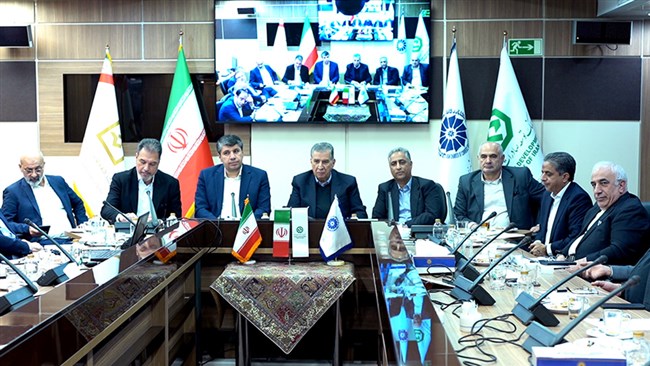 در نشست اتاق ایران با بانک‌های توسعه صادرات و صنعت و معدن مقرر شد ضمن تشکیل کمیته‌ای با هدف طراحی مسیر همکاری، زمینه تعریف خطوط اعتباری برای صادرکنندگان شناسنامه‌دار با شرط افزایش حجم صادرات فراهم شود.