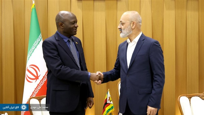 قائم مقام وزارت خارجه و تجارت بین الملل زیمباوه، با حضور در اتاق ایران با قدیر قیافه، نایب رئیس این اتاق دیدار و دو طرف درباره راه‌کارهای افزایش سطح همکاری‌های تجاری دو کشور گفت‌وگو کردند.