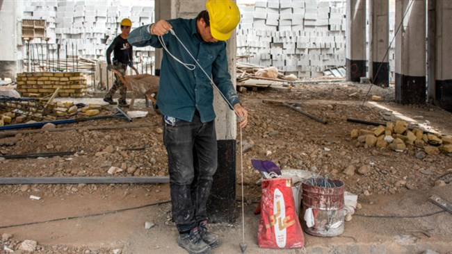 در نشست کارگروه تخصصی کمیته حمایت از کسب‌وکار، ضمن تبادل‌نظر درباره مشکلات و راه‌کارهای تأمین نیروی انسانی و به‌کارگیری قانونمند اتباع خارجی مجاز، بر لزوم حرکت به‌سوی ساماندهی و شناسنامه‌دار کردن نیروی کار تأکید شد.