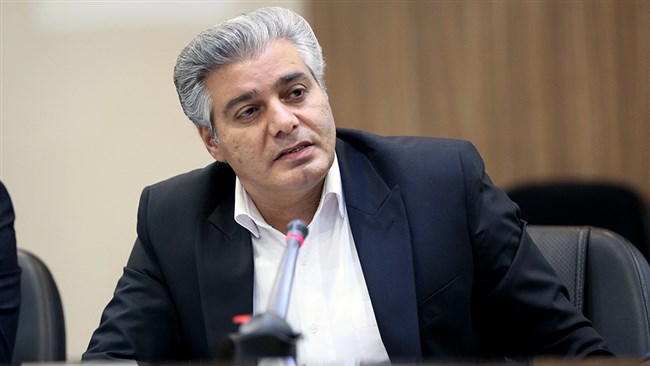 محمد خاکی، رئیس اتاق خرم‌آباد معتقد است: اقتصاد ایران باید به اقتصاد جهانی بپیوندد، وگرنه شکننده خواهد بود. برای رسیدن به توسعه اقتصادی، باید برای رفع تحریم‌ها تلاش کنیم.