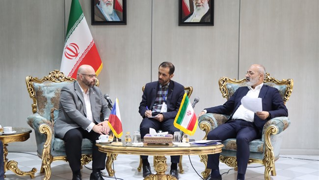 نایب رئیس اتاق ایران با تاکید بر تدوین نقشه راه تجارت ایران و جمهوری چک با مشارکت اتاق های بازرگانی دو طرف، گفت: هیچ تحریمی مشمول بخش های خصوصی نیست و شرکت های کوچک و متوسط میتوانند همکاری خوبی با هم داشته باشند.