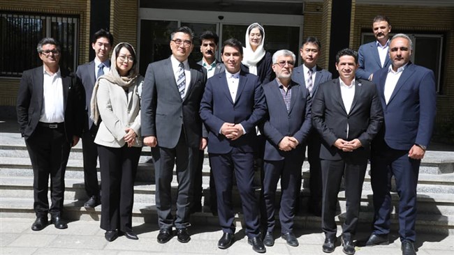 در ادامه دیپلماسی فعال و هدفمند اتاق سنندج برای توسعه استان کردستان، یک هیأت بلندپایه اقتصادی از کره جنوبی به سرپرستی جون پیو کیم، سفیر این کشور در تهران، به استان کردستان سفر کرد.