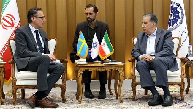 رئیس اتاق ایران با دعوت از سوئد برای احیا برنامه سرمایه‌گذاری مشترک در صنعت خودرو و برق ایران، گفت: امکان سرمایه‌گذاری در حوزه‌های غیرتحریمی وجود دارد و دولت تضامین لازم در این زمینه را ارائه می‌کند.