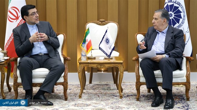 رئیس اتاق ایران با بیان اینکه بخش خصوصی انتظار دارد در انتخاب رایزن‌های بازرگانی به نظرات این بخش توجه شود،گفت:اتاق ایران آمادگی تامین هزینه‌های وابسته‌های بازرگانی در سفارتخانه‌ها را با هدف توسعه بیشتر روابط تجاری دارد.