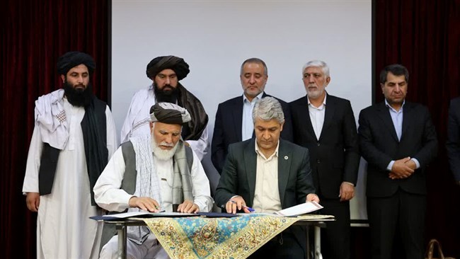 در دیدار صمیمانه و مهم فعالان بخش خصوصی استان خراسان جنوبی و والی ولایت هرات افغانستان، دو تفاهم‌نامه مهم همکاری اقتصادی میان اتاق بیرجند با نهادهای اقتصادی ولایت فراه به امضاء رسید.