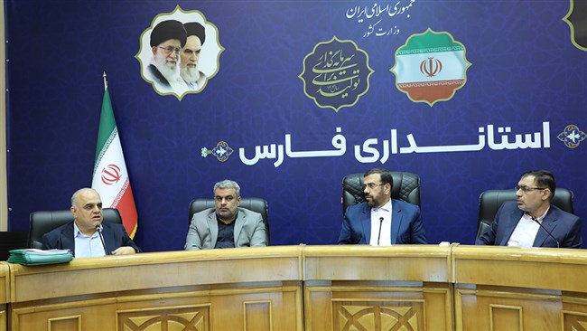 فعالان اقتصادی در نشست شورای گفتگوی فارس اعلام کردند: واحدهای بزرگ تولیدی به‌صورت شبانه‌روزی مشغول فعالیت هستند و هیچ کمبود یا خللی در زنجیره تأمین و توزیع کالاهای اساسی گزارش نشده است.