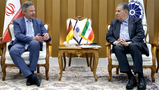 رئیس اتاق ایران در دیدار با سفیر آلمان در تهران، با اشاره به جایگاه برجسته آلمان در حوزه صنعت، بر آماده بودن شرایط برای حضور سرمایه‌گذاران خارجی در ایران تأکید کرد.