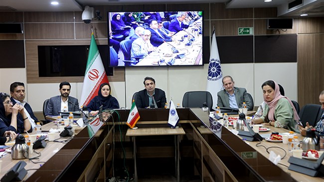 در اولین نشست دبیران تشکل‌های اقتصادی وابسته به اتاق ایران درباره چگونگی ارائه و نوع خدمات موردنیاز تشکل‌ها، نیازهای آموزشی دبیران تشکل‌ها بر اساس الگوهای روز بین‌المللی و موضوع رتبه‌بندی تشکل‌ها صحبت شد.