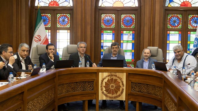 در نشست فعالان اقتصادی استان یزد با سیدعلی لطفی‌زاده، مشاور وزیر صنعت، معدن و تجارت، ضمن بررسی چالش‌ها و فرصت‌های پیش روی تولیدکنندگان، بر حمایت قاطع دولت از تسهیلگری و رفع موانع تولید تأکید شد.