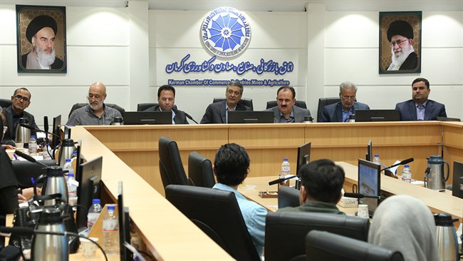 رئیس اتاق کرمان، هماهنگی دستگاه‌های مختلف برای تسهیل امور تجاری در استان را ضروری دانست و از آمادگی اتاق کرمان برای طراحی بسترهای لازم به منظور ایجاد هماهنگی در بخش‌های مختلف مربوط به صادرات خبر داد.