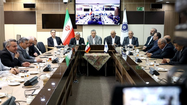 در نشست شورای روسای اتاق‌های استانی ضمن تأکید بر حل ریشه‌ای مشکلات اقتصاد، تأکید شد: طبق تجربه جنگ 12 روزه، باید مانع‌تراشی‌ها را کنار بگذاریم و اجازه دهیم روند تولید و تجارت تسریع شود.