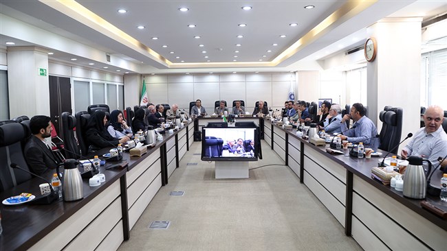 در نشست کارگروه شورای گفت‌وگوی دولت و بخش خصوصی، اختلافات تشکلی مربوط به تدوین آیین‌نامه اجرایی برنامه صنعت طیور بررسی و مقرر شد این آیین‌نامه و ساختار فدراسیون صنعت طیور با لحاظ نظرات همه ذینفعان بازنگری شود.