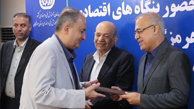 در جریان برگزاری نشست ائتلاف مهارتی با حضور بنگاه‌های اقتصادی استان هرمزگان، آشوری تازیانی با اهدا لوح تقدیر از محمدرضا صفا رییس اتاق هرمزگان به پاس تعامل با بنگاه‌های اقتصادی در امور آموزشی و مهارتی قدردانی کرد.