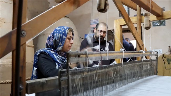 رئیس کمیسیون فرش، هنر و صنایع‌دستی اتاق بجنورد با اشاره به کیفیت بالای سبک کار و مرغوبیت متریال به‌کاررفته در محصولات دستباف روستای رویین اسفراین، بر لزوم به‌روزرسانی طراحی منسوجات تأکید کرد.