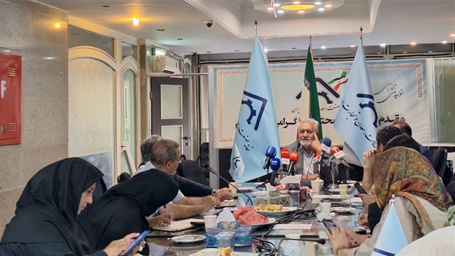 رئیس خانه صنعت، معدن و تجارت ایران اعلام کرد: واحدهای تولیدی به دلیل قطعی مکرر برق، گاز و آب بیش از نیمی از ماه غیرفعال هستند؛ موضوعی که به گفته دبیر این خانه ظرفیت تولید صنایع را تا ۶۰ درصد کاهش داده است.