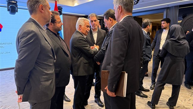 محمدرضا بهرامن و پیام باقری نواب رییس اتاق ایران در حاشیه نشست تجاری ایران و ارمنستان در ایروان با اتابک وزیر صمت درباره برنامه های توسعه تجارت بین دو کشور گفتگو کردند.