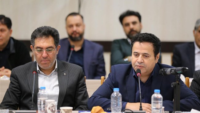 نایب رئیس اتاق ایران در جلسه فعالان اقتصادی اردبیل با رئیس‌جمهور، گفت: بخشنامه‌های متمرکز از تهران، اختیار مدیران استانی در تخصیص منابع مالی را محدود کرده و مانع تقویت نقدینگی واحدهای تولیدی می‌شود.