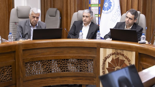 رئیس کمیسیون بازرگانی داخلی و واردات اتاق یزد با اشاره به مشکلات فعالان اقتصادی در زمینه تخصیص ارز گفت: با وجود دستورالعمل بانک مرکزی درخصوص تخصیص ارز از طریق تالار دوم، هنوز شفافیت لازم در این زمینه وجود ندارد.