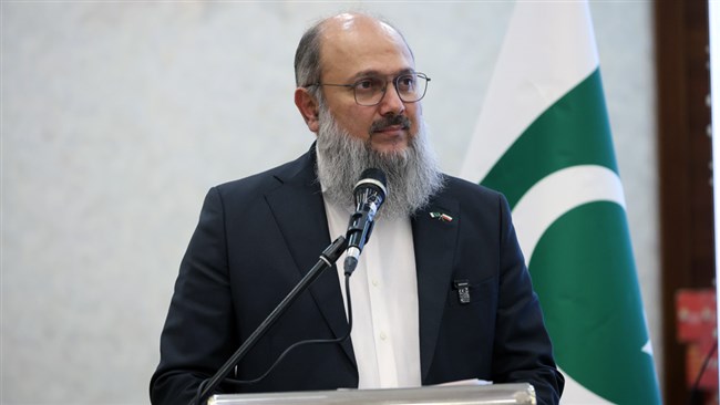 وزیر تجارت و بازرگانی پاکستان گفت: سطح همکاری‌های تجاری و اقتصادی تهران و اسلام آباد راضی‌کننده نیست و در همین‌ راستا پاکستان به دنبال توسعه روابط با ایران است.