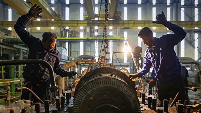 دولت برای اجرای شعار سال 1404 برنامه ای در هیات وزیران تصویب کرد که ماموریت آن افزایش سرمایه گذاری برای تولید در سال جاری بوده است.