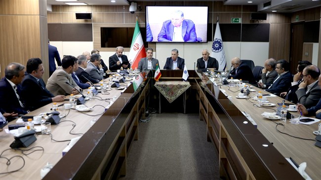 رئیس اتاق ایران با بیان اینکه بانک مرکزی امکان واردات بدون انتقال ارز را برای فعالان اقتصادی فراهم کند، گفت: هیچ راهی به جز شکل‌گیری همکاری نزدیک میان دولت با فعالان اقتصادی برای عبور از مشکلات تحریم وجود ندارد.