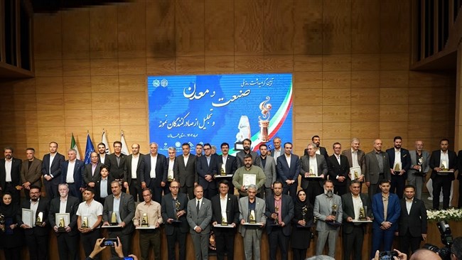 رئیس اتاق همدان با اشاره به آثار روانی و اقتصادی تحریم‌ها، خروج سرمایه‌ها از بورس و حرکت آن‌ها به سمت بازارهای موازی مانند ارز و طلا را تهدیدی برای تولید دانست.
