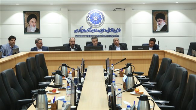 رئیس اتاق کرمان، معادن را مهمترین بخش اقتصاد استان دانست و اظهار کرد: معادن نباید صرفا به عنوان گنجی برای استخراج تلقی شوند بلکه باید سکوی پرتاب کرمان از اقتصاد مبتنی بر منابع به اقتصاد مبتنی بر دانش باشند.