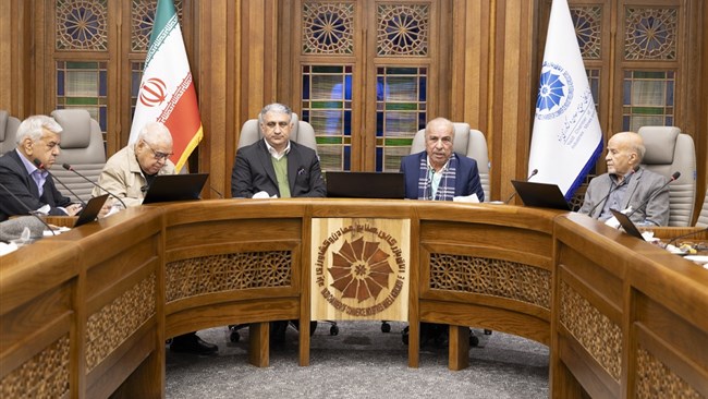 رئیس کمیسیون صنعت اتاق یزد، در نشست این کمیسیون ضمن انتقاد از نحوه تخصیص ارز برای پروژه‌های برق خورشیدی، به مشکلات پیش روی فعالان بخش صنعت در استان اشاره کرد.