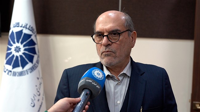 محمود نجفی عرب، رئیس اتاق تهران در حاشیه نشست روسای اتاق‌های سراسر کشور  با بیان اینکه فعالان اقتصادی مدافع دولت در حذف ارز ترجیحی هستند، خواستار اصلاح و لغو بسیاری قوانین و آئین‌نامه‌ها حوزه تجارت شد.