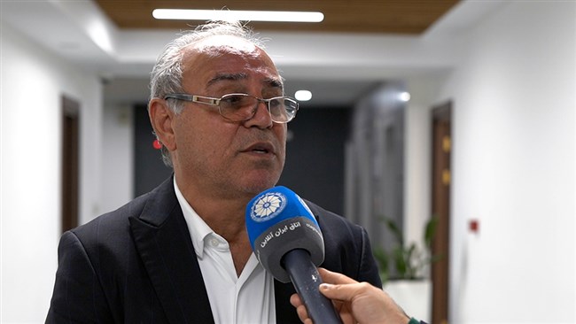 رئیس اتاق اراک با بیان اینکه تک نرخی شدن ارز برای سلامت اقتصاد ما اجتناب ناپذیر بود، گفت: دولت با تامین زیرساخت‌های جبرانی معیشت مردم و نقدینگی تولیدکنندگان همزمان با تسهیل مقررات حوزه تجارت تبعات این تصمیم را مدیریت کند