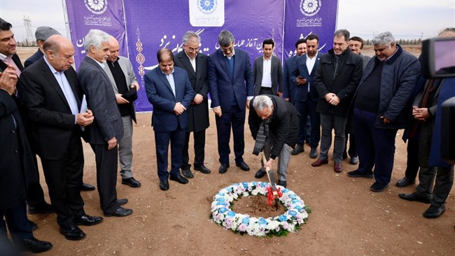 با حضور محمدرضا بهرامن و پیام باقری، نواب رییس اتاق ایران، ابوالفضل روغنی، دبیرکل این اتاق، مجتبی دستمالچیان،رییس اتاق یزد و محمدرضا بابایی، استاندار یزد، آیین کلنگ‌زنی پروژه ۵هکتاری ساختمان جدید اتاق یزد برگزار شد.