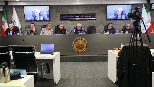 در نشست شورای گفت‌وگو درباره سیاست تک‌نرخی شدن ارز اعلام شد: ارز دارو همچنان با نرخ ترجیحی محاسبه می‌شود و بنا بر انتقاد فعالان اقتصادی نسبت به عملکرد ضعیف سامانه‌های محیط کسب‌وکار، ساماندهی آنها در دستورکار قرار گرفت.