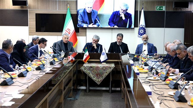 فعالان اقتصادی در نشست با اعضای کمیسیون تلفیق بودجه مجلس خواستار کاهش فشارهای مالیاتی بر تولید، توجه ویژه به تأمین نیازهای اساسی مردم و تکلیف بر دولت برای کوچک‌سازی، شدند.