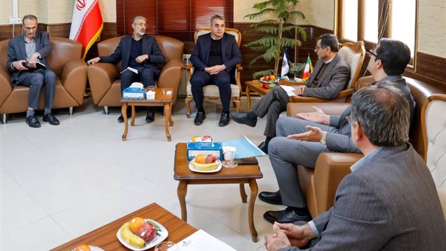 در نشست فعالان اقتصادی چهارمحال و بختیاری با معاون سازمان برنامه و بودجه، تولیدکنندگان از مشکلات رفع تعهد ارزی و تخصیص ارز انتقاد کردند و در مقابل اعلام شد ۳۰ میلیارد دلار در صف تخصیص قرار دارد.